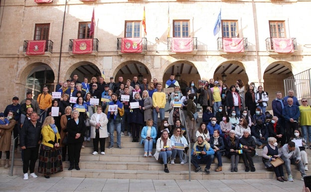 Ciudadanos ucranianos en la protesta contra la guerra en Dénia. 