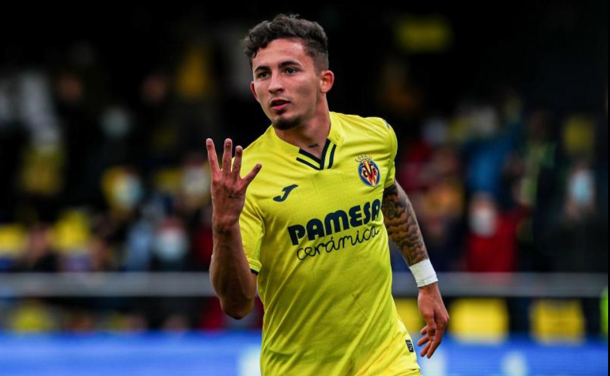 Yéremy Pino celebra el cuarto de sus goles al Espanyol.