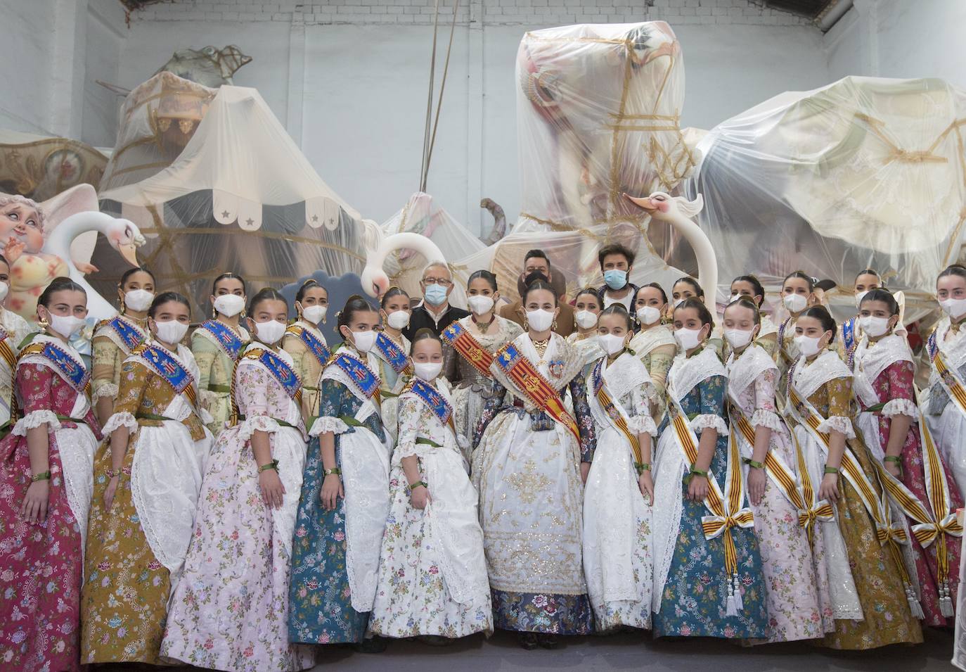 Las falleras mayores de Valencia, Carmen Martín y Nerea López, acompañadas de sus cortes de honor, se han acercado este martes a conocer los trabajos de los artistas falleros antes de que los ninots salgan a las calles. 