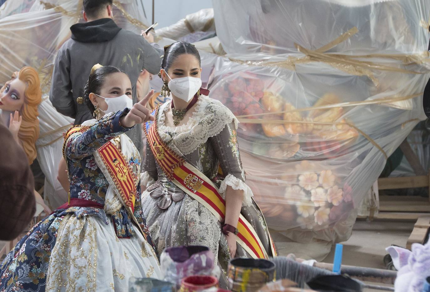 Las falleras mayores de Valencia, Carmen Martín y Nerea López, acompañadas de sus cortes de honor, se han acercado este martes a conocer los trabajos de los artistas falleros antes de que los ninots salgan a las calles. 