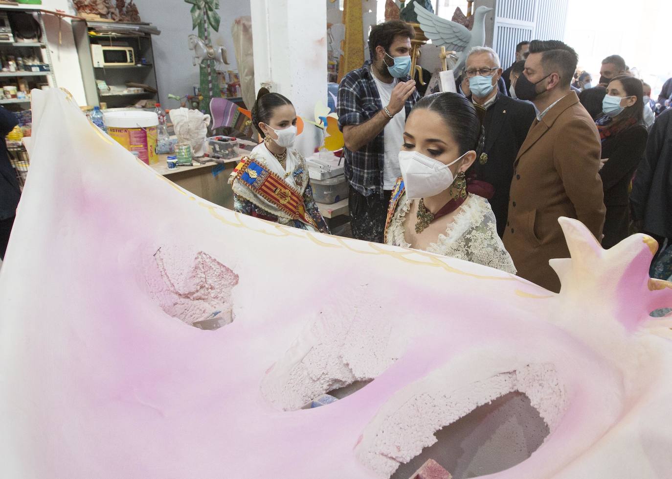 Las falleras mayores de Valencia, Carmen Martín y Nerea López, acompañadas de sus cortes de honor, se han acercado este martes a conocer los trabajos de los artistas falleros antes de que los ninots salgan a las calles. 