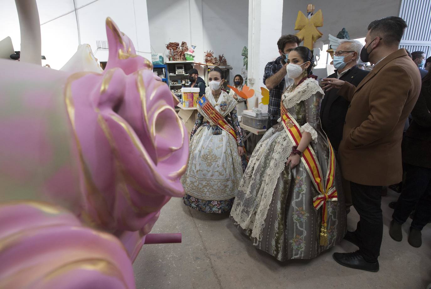 Las falleras mayores de Valencia, Carmen Martín y Nerea López, acompañadas de sus cortes de honor, se han acercado este martes a conocer los trabajos de los artistas falleros antes de que los ninots salgan a las calles. 