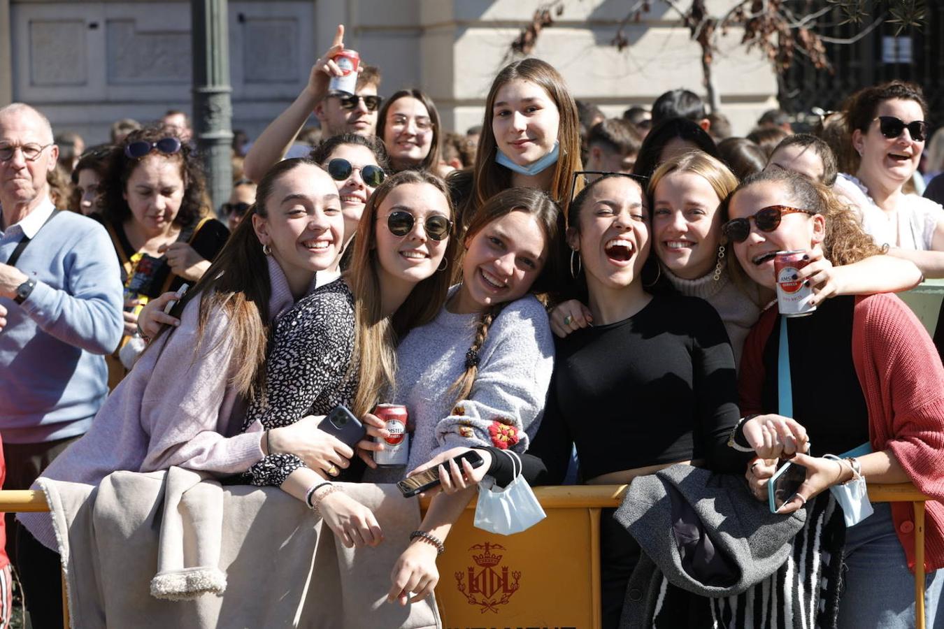 La plaza del Ayuntamiento vuelve llenarse ruido, pólvora y ambiente fallero con las mascletaes despuñes de dos años sin celebrarse por la pandemia del coronavirus. Desde este martes hasta el día 19, la céntrica plaza disparará cada día una mascletà. El día 1 ha sido el turno de la pirotecnia Peñarroja.