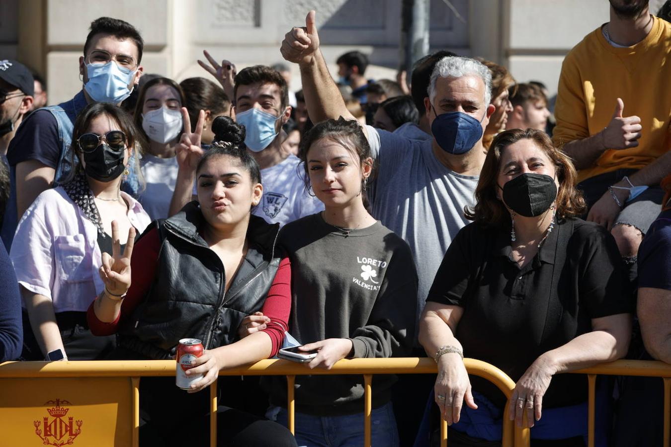 La plaza del Ayuntamiento vuelve llenarse ruido, pólvora y ambiente fallero con las mascletaes despuñes de dos años sin celebrarse por la pandemia del coronavirus. Desde este martes hasta el día 19, la céntrica plaza disparará cada día una mascletà. El día 1 ha sido el turno de la pirotecnia Peñarroja.