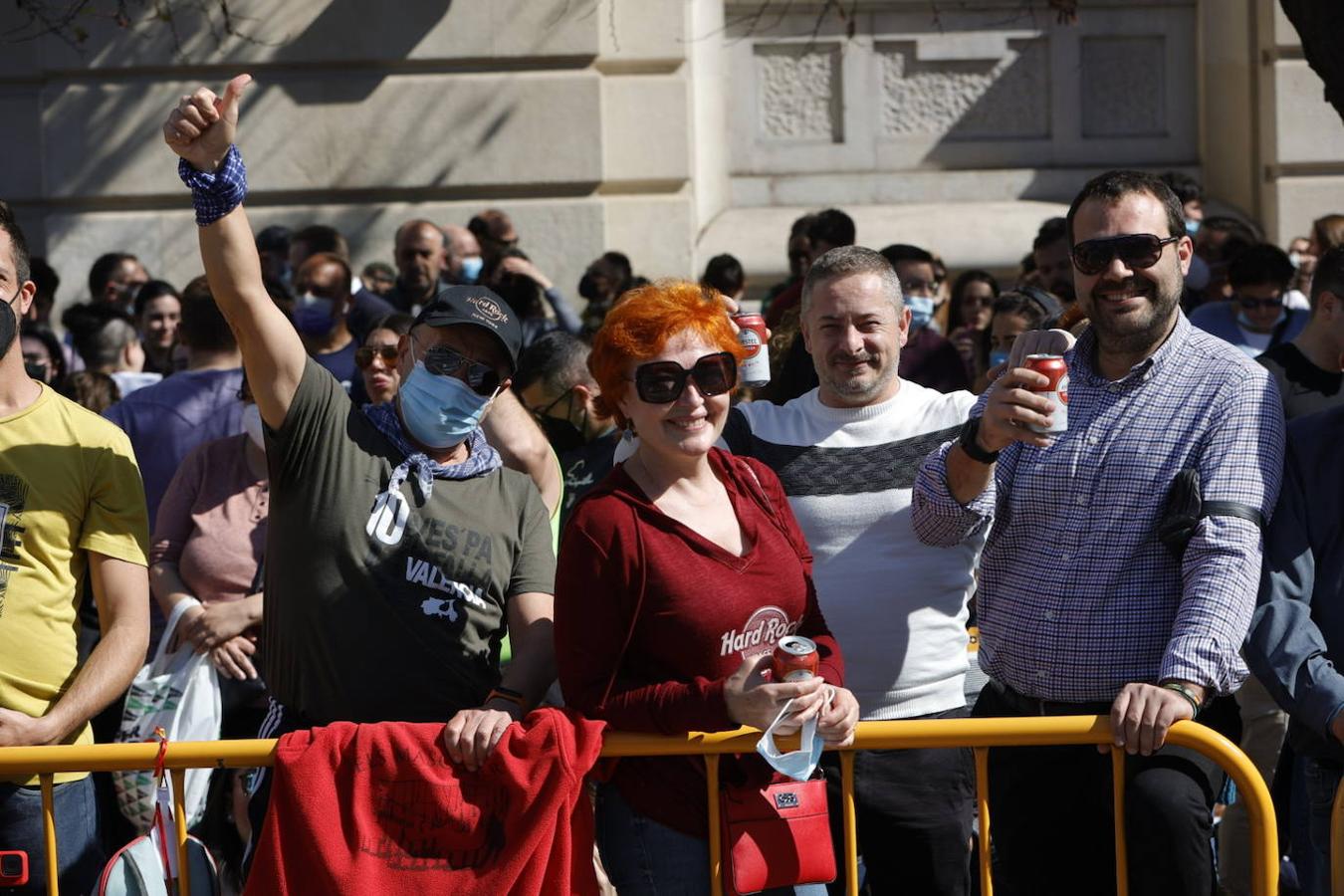 La plaza del Ayuntamiento vuelve llenarse ruido, pólvora y ambiente fallero con las mascletaes despuñes de dos años sin celebrarse por la pandemia del coronavirus. Desde este martes hasta el día 19, la céntrica plaza disparará cada día una mascletà. El día 1 ha sido el turno de la pirotecnia Peñarroja.