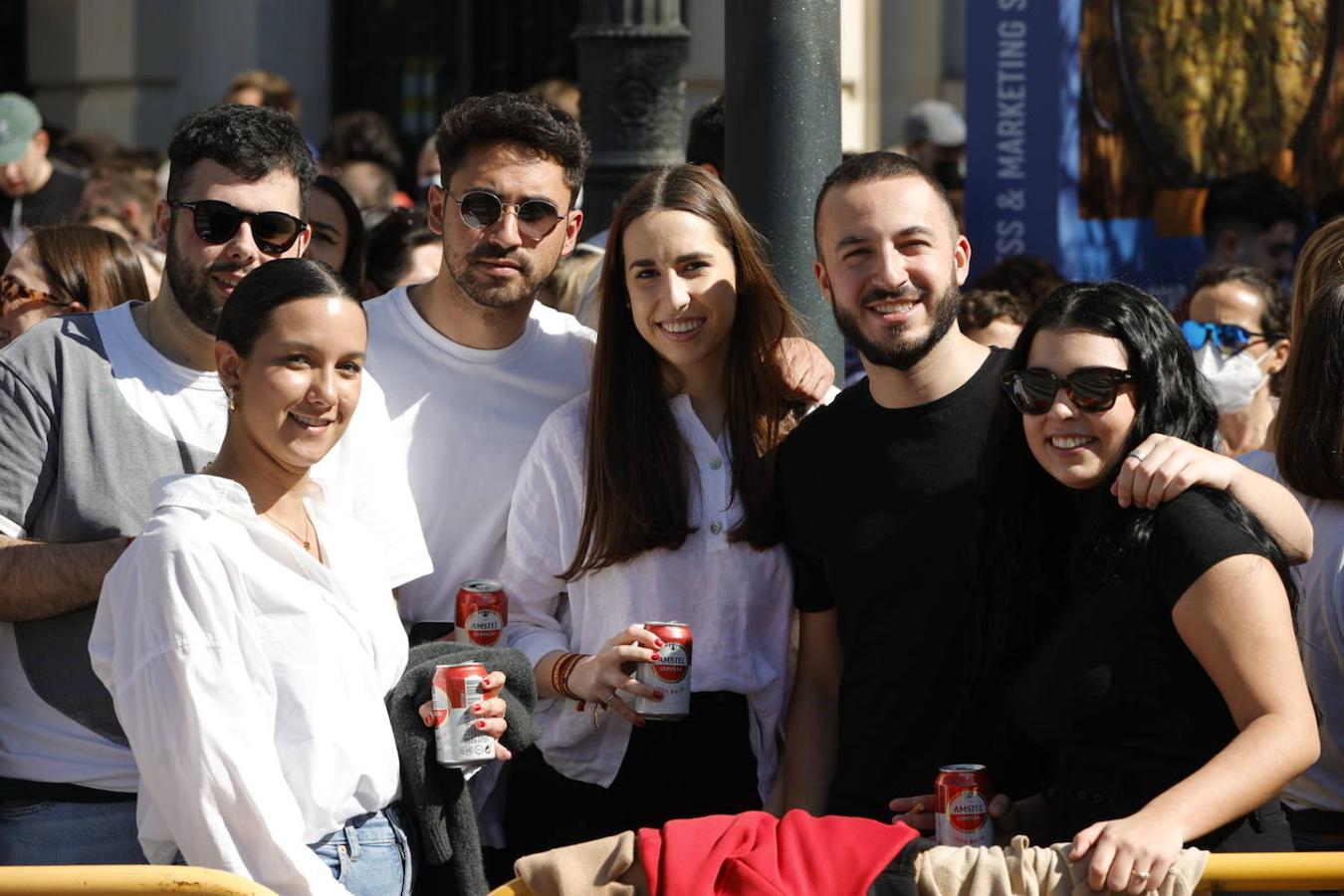 La plaza del Ayuntamiento vuelve llenarse ruido, pólvora y ambiente fallero con las mascletaes despuñes de dos años sin celebrarse por la pandemia del coronavirus. Desde este martes hasta el día 19, la céntrica plaza disparará cada día una mascletà. El día 1 ha sido el turno de la pirotecnia Peñarroja.