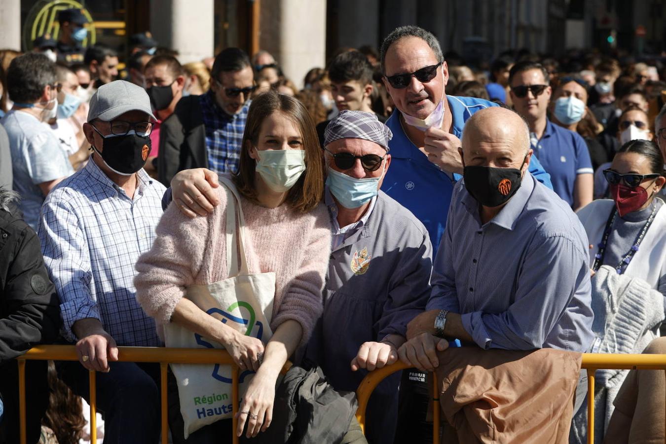 La plaza del Ayuntamiento vuelve llenarse ruido, pólvora y ambiente fallero con las mascletaes despuñes de dos años sin celebrarse por la pandemia del coronavirus. Desde este martes hasta el día 19, la céntrica plaza disparará cada día una mascletà. El día 1 ha sido el turno de la pirotecnia Peñarroja.