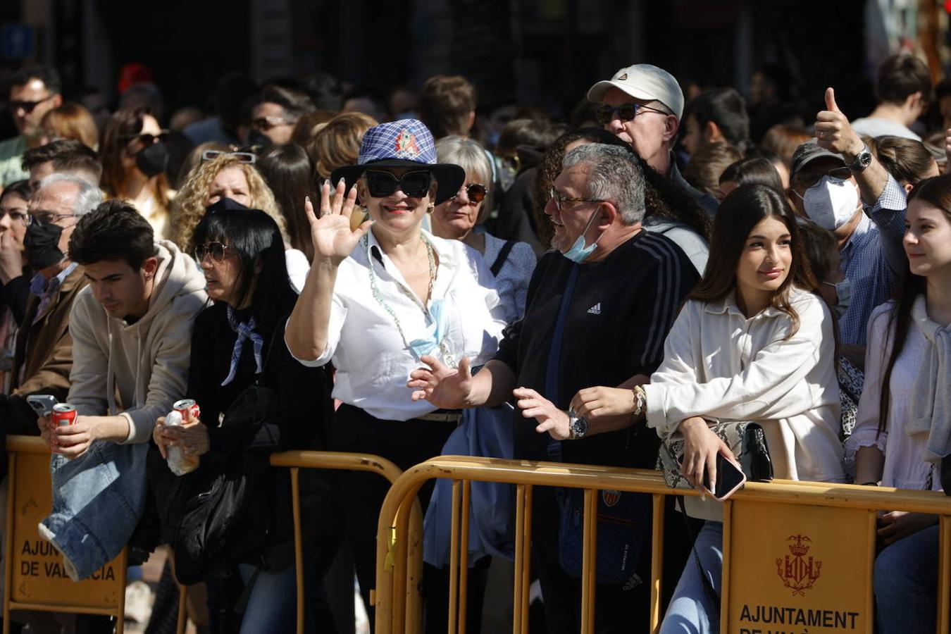 La plaza del Ayuntamiento vuelve llenarse ruido, pólvora y ambiente fallero con las mascletaes despuñes de dos años sin celebrarse por la pandemia del coronavirus. Desde este martes hasta el día 19, la céntrica plaza disparará cada día una mascletà. El día 1 ha sido el turno de la pirotecnia Peñarroja.