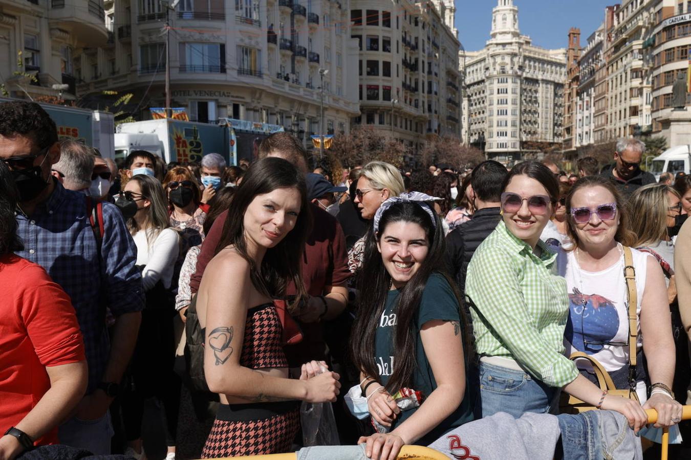 La plaza del Ayuntamiento vuelve llenarse ruido, pólvora y ambiente fallero con las mascletaes despuñes de dos años sin celebrarse por la pandemia del coronavirus. Desde este martes hasta el día 19, la céntrica plaza disparará cada día una mascletà. El día 1 ha sido el turno de la pirotecnia Peñarroja.