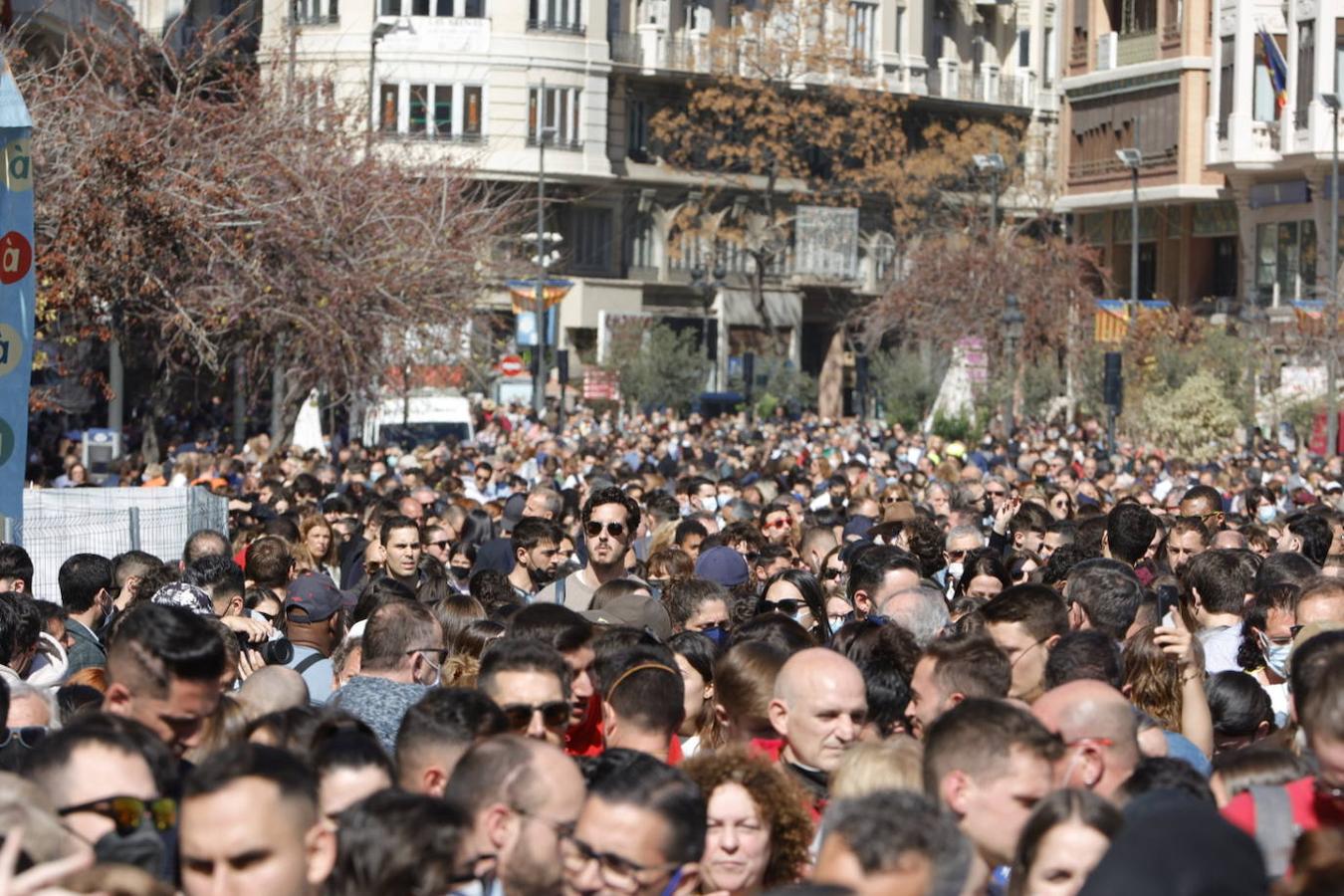 La plaza del Ayuntamiento vuelve llenarse ruido, pólvora y ambiente fallero con las mascletaes despuñes de dos años sin celebrarse por la pandemia del coronavirus. Desde este martes hasta el día 19, la céntrica plaza disparará cada día una mascletà. El día 1 ha sido el turno de la pirotecnia Peñarroja.