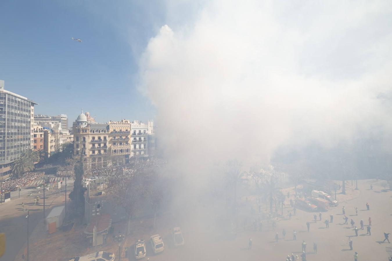 La plaza del Ayuntamiento vuelve llenarse ruido, pólvora y ambiente fallero con las mascletaes despuñes de dos años sin celebrarse por la pandemia del coronavirus. Desde este martes hasta el día 19, la céntrica plaza disparará cada día una mascletà. El día 1 ha sido el turno de la pirotecnia Peñarroja.