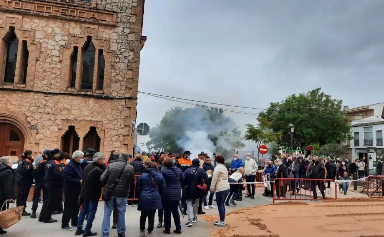 Participantes en la matanza del cerdo de Catadau. 