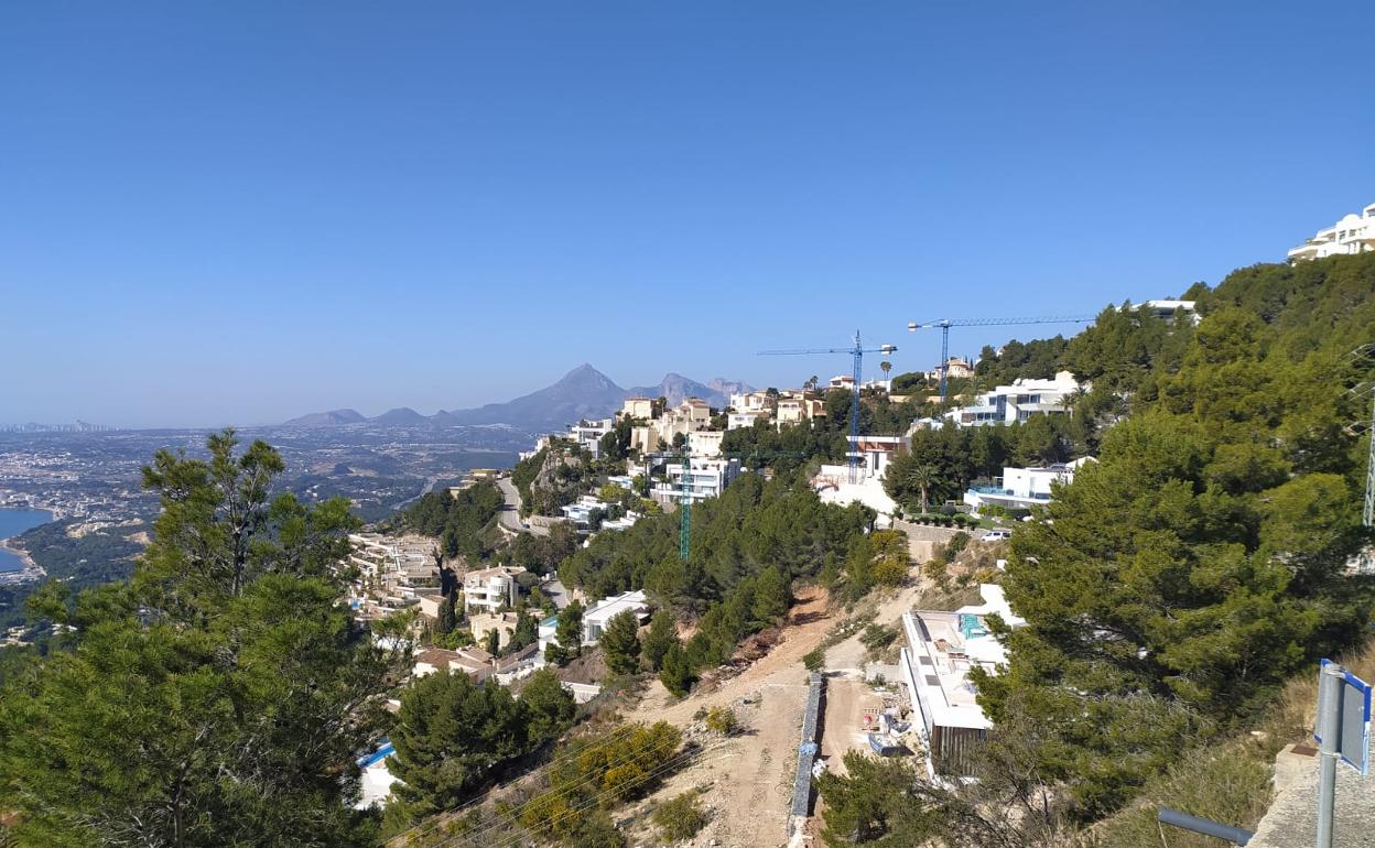 Las grúas ocupan buena parte del paisaje de Altea Hills