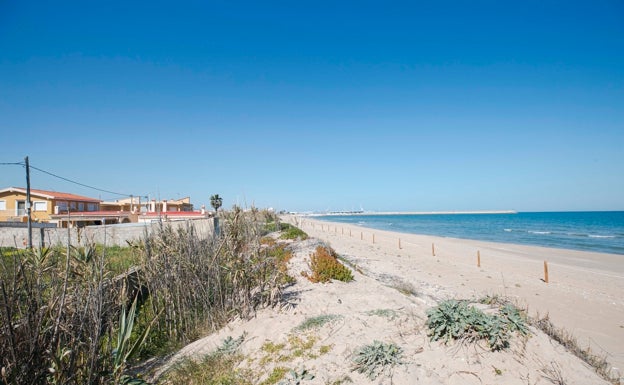 Imagen principal - Zona de dunas donde se colocará una pasarela de madera a modo de paseo; los ediles Picornell y Alandete en una reunión con vecinos y una zona verde de Marenys. 