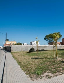 Imagen secundaria 2 - Zona de dunas donde se colocará una pasarela de madera a modo de paseo; los ediles Picornell y Alandete en una reunión con vecinos y una zona verde de Marenys. 