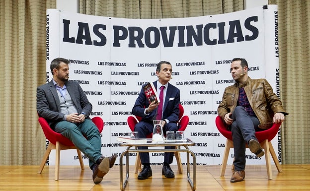 Los periodistas Juan Fernández Miranda y Javier Chicote, junto al jefe de Opinión de LAS PROVINCIAS, Pablo Salazar