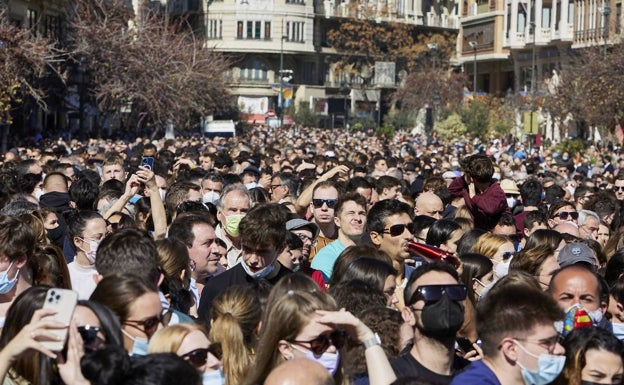 Público asistente a la mascletà de esta martes en la plaza del Ayuntamiento. 