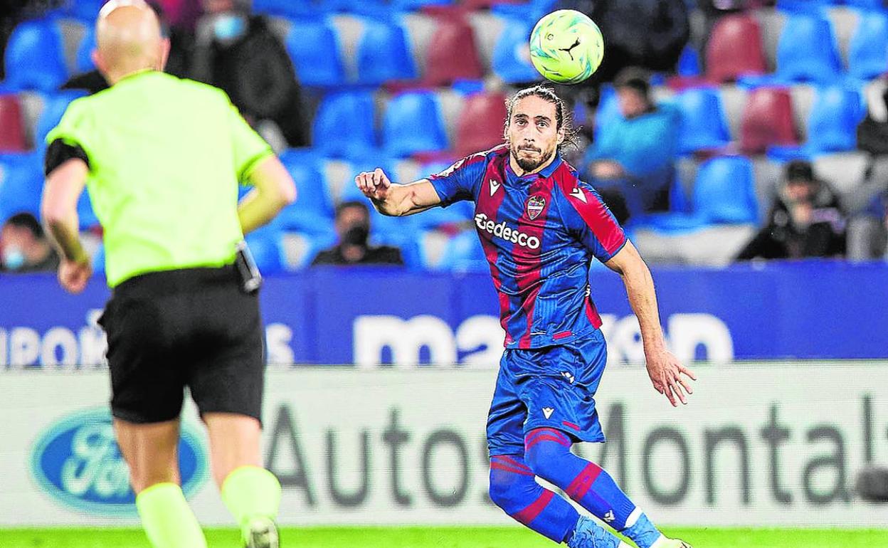 Martín Cáceres, durante el partido entre el Levante y el Elche en el Ciutat de València.