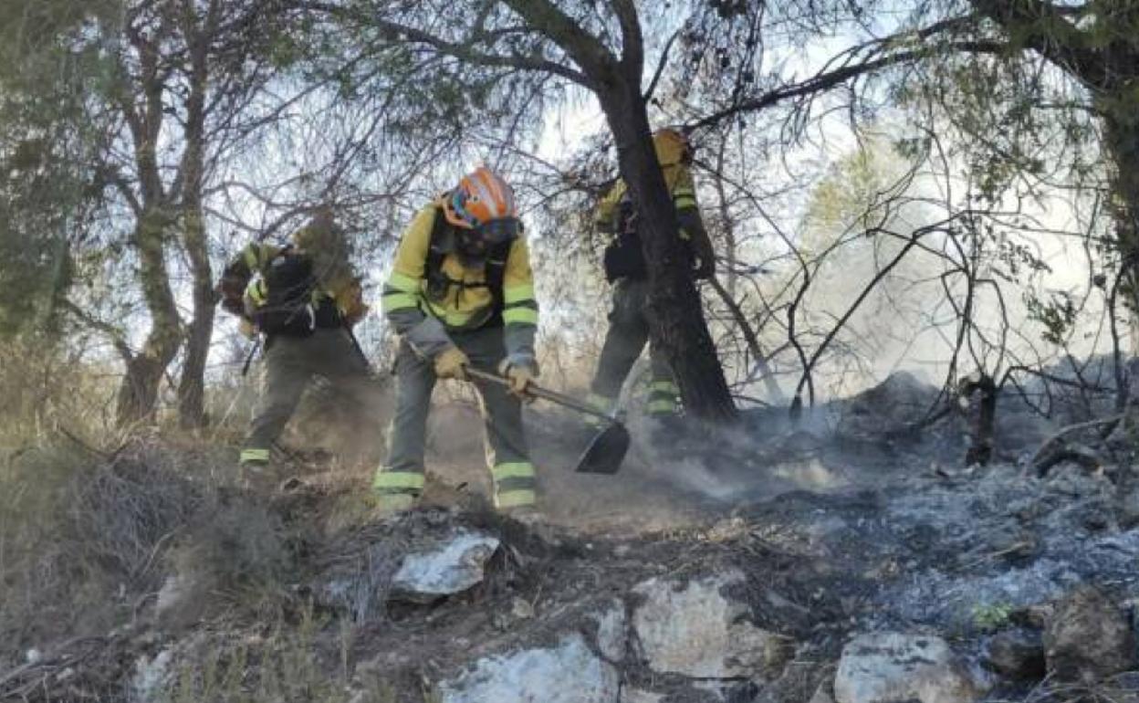 Bomberos trabajan en la reciente extinción de un fuego en el término de Olocau. 