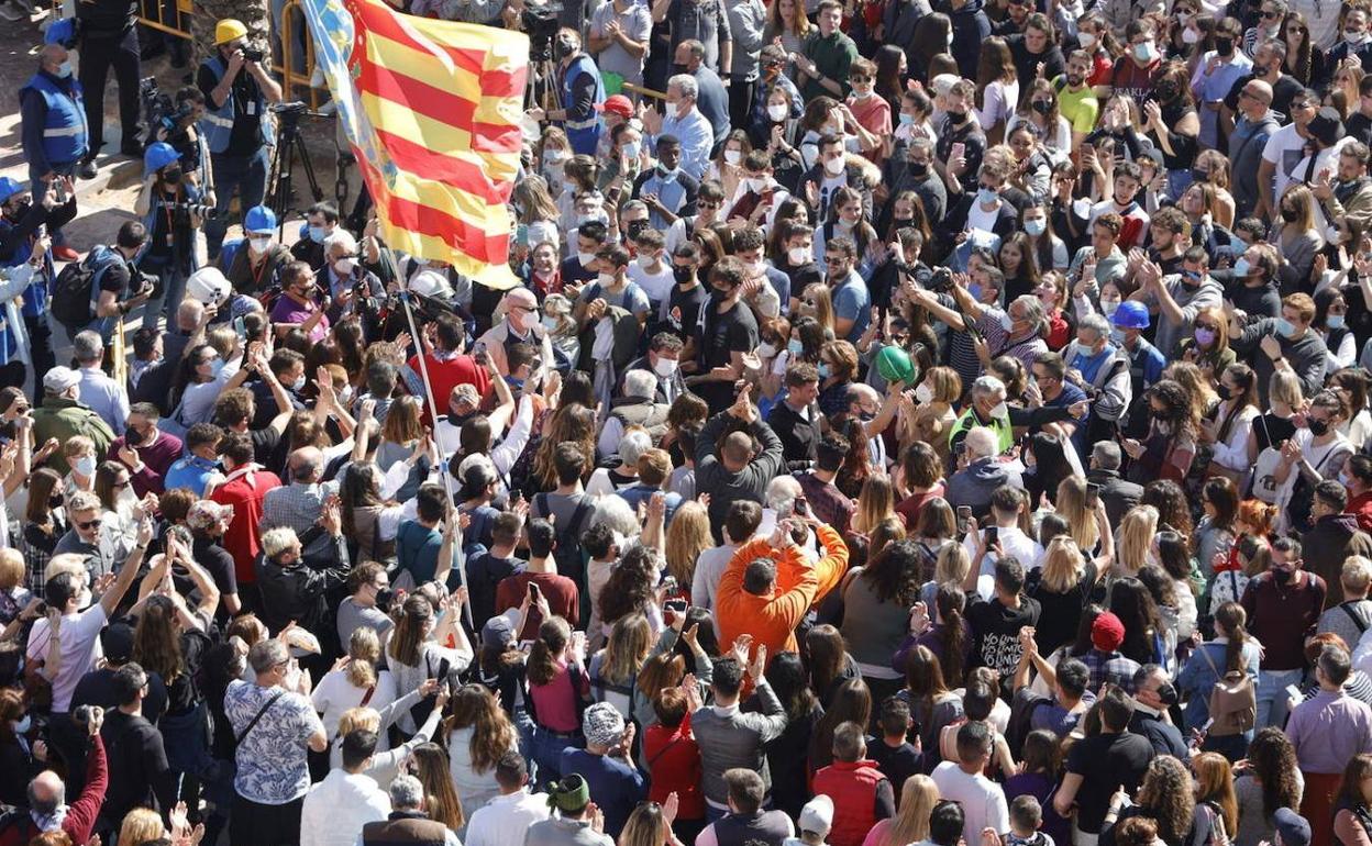 Asistentes a una mascletà. 