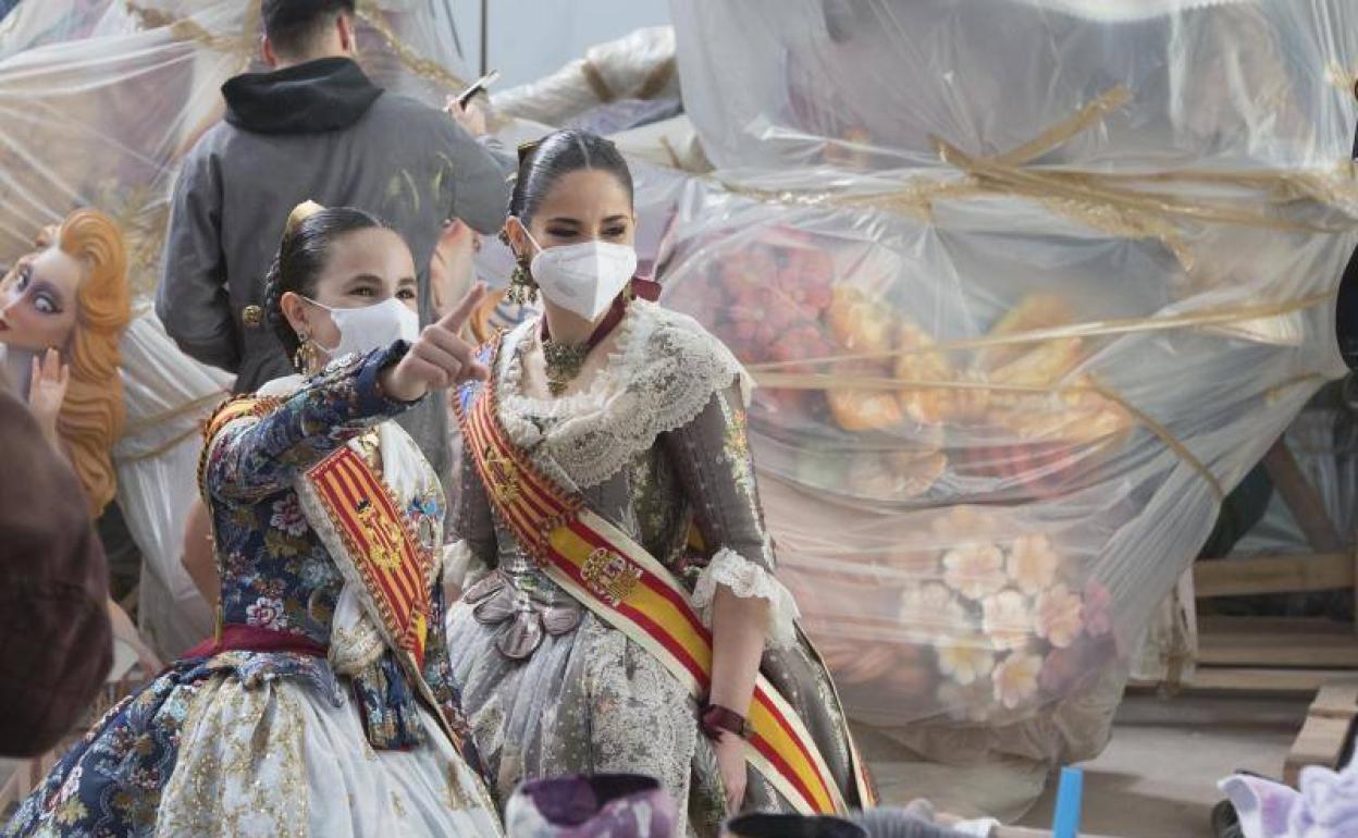 Carmen Martín y Nerea López en el taller de Manuel Algarra en la Ciudad Fallera. 