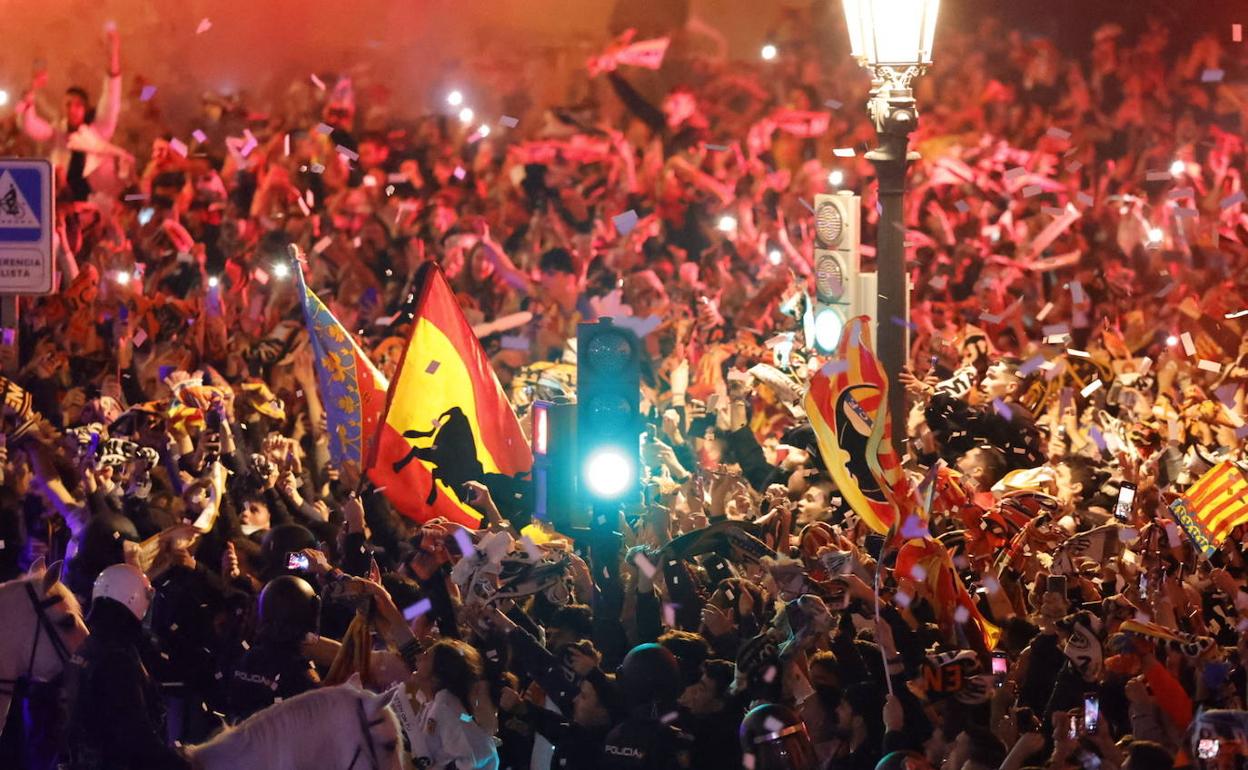 Aficionados reciben a la afición del Valencia. 