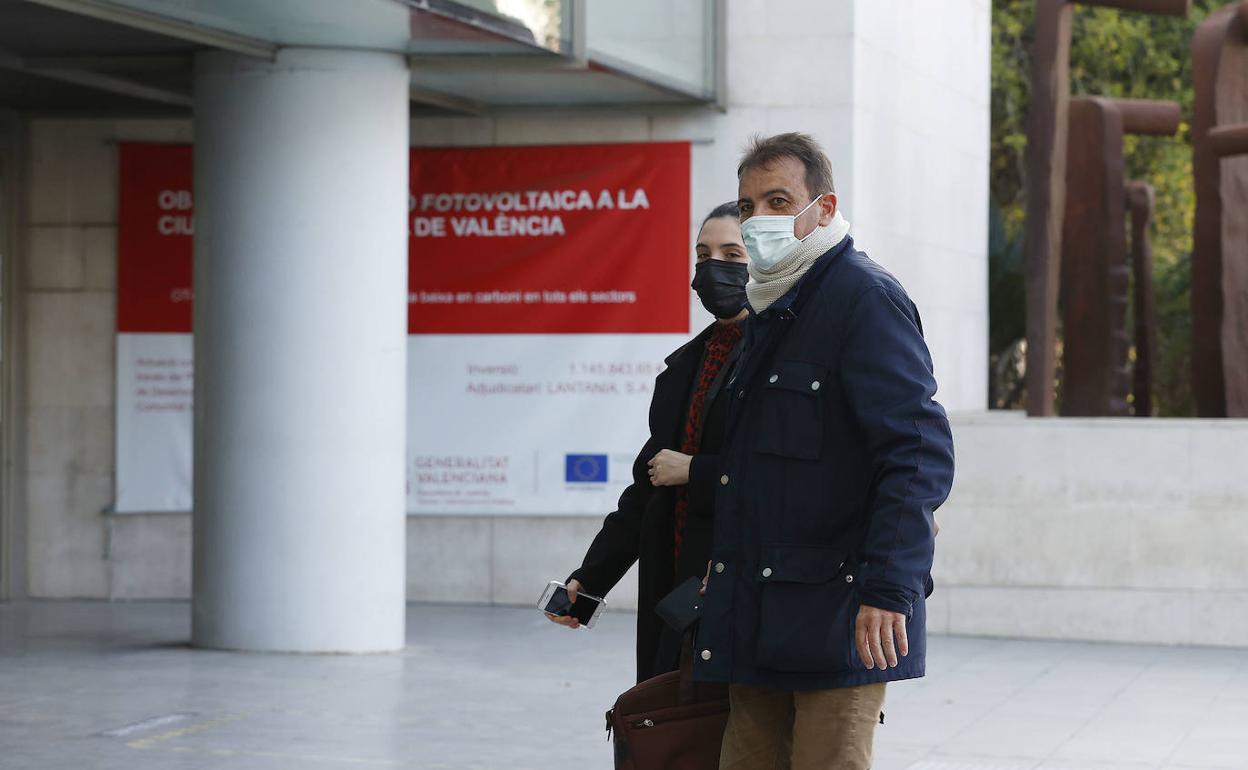 Uno de los letrados de la causa llega a la Ciudad de la Justicia. 