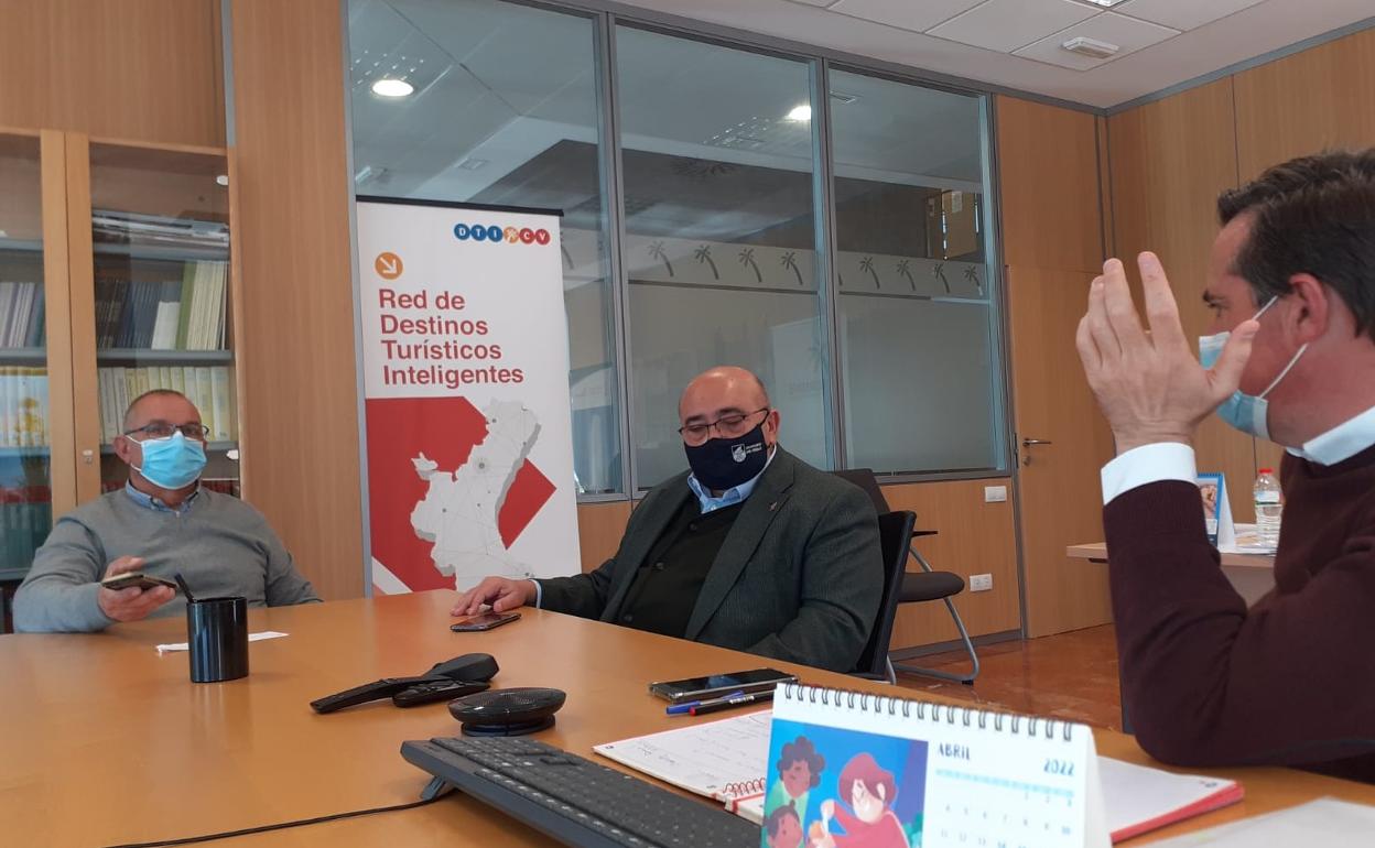 Los alcaldes del Mareny El Perelló en una reunión con el responsable de Turismo. 