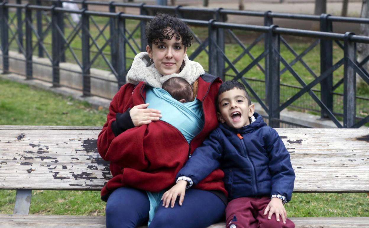 Ángela Gadea, con su pequeño Samir, de cinco años.