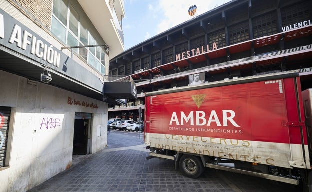 Los bares de alrededor de Mestalla, llenan sus neveras para el partido entre el Valencia y el Ahtletic. 