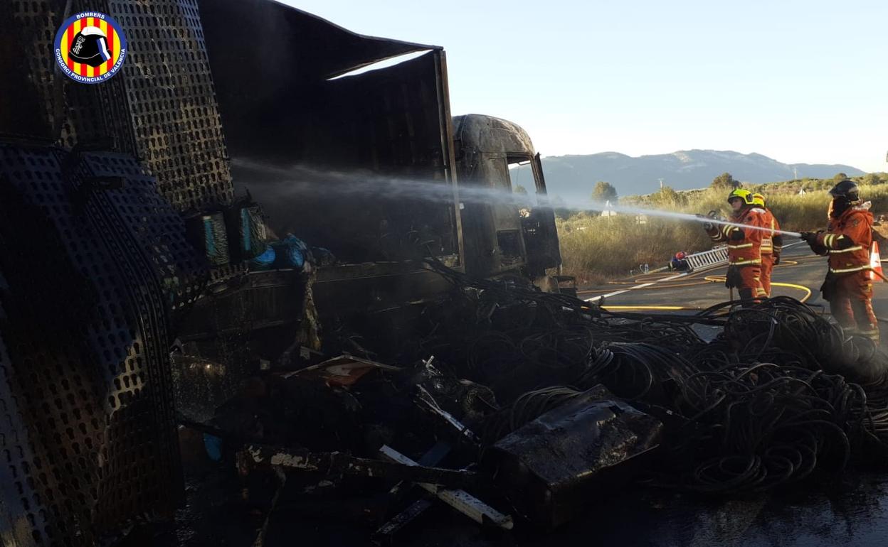 El camión ha quedado totalmente calcinado por el fuego que se inició en las ruedas.