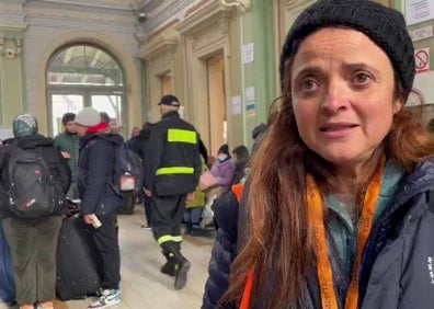 Imagen secundaria 1 - Refugiados durmiendo en el suelo, Clara Arnal en la estación y familias cruzando la frontera. 