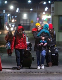 Imagen secundaria 2 - Refugiados durmiendo en el suelo, Clara Arnal en la estación y familias cruzando la frontera. 