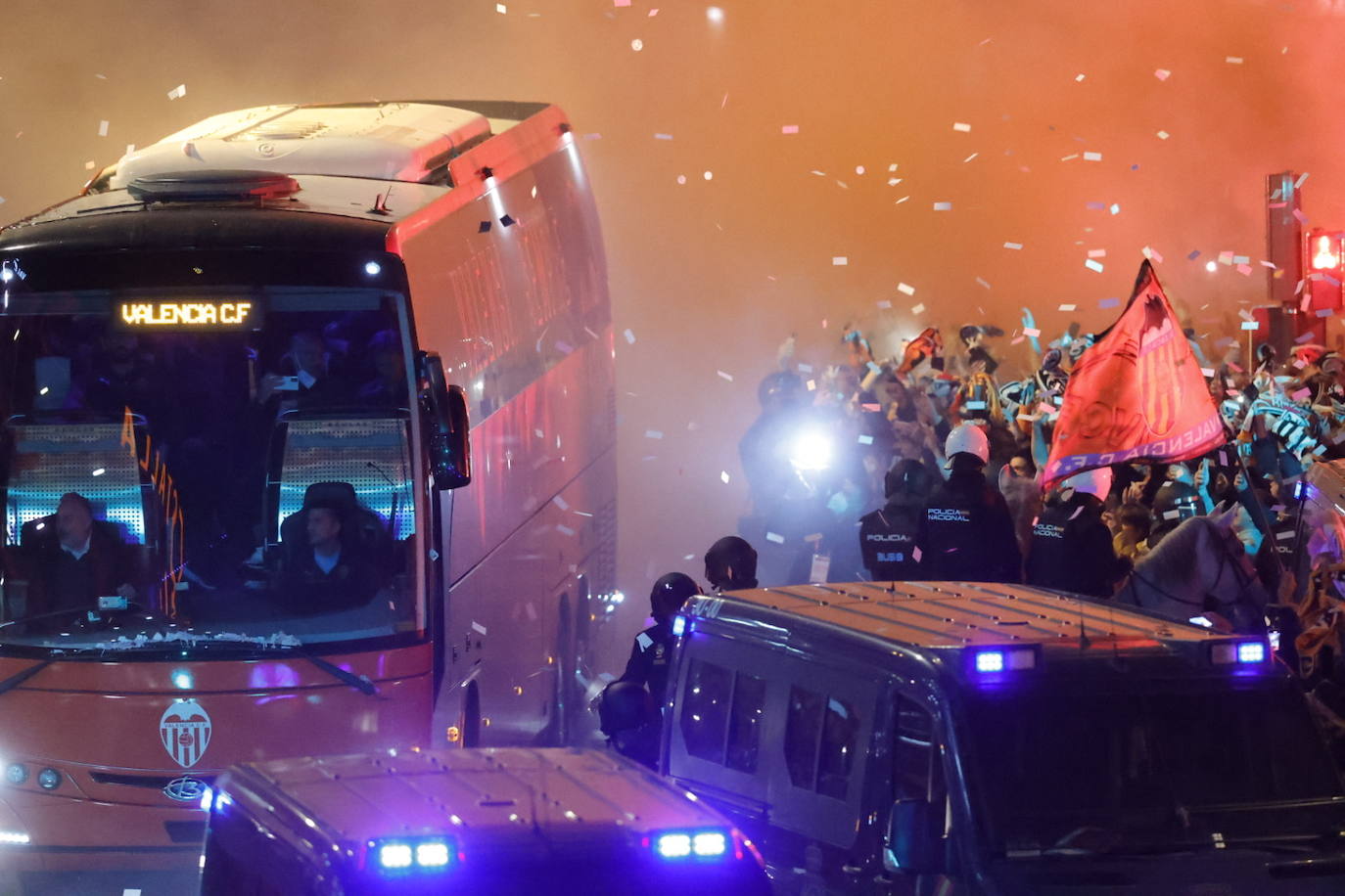 Fotos: Masivo recibimiento de la afición al Valencia en Mestalla