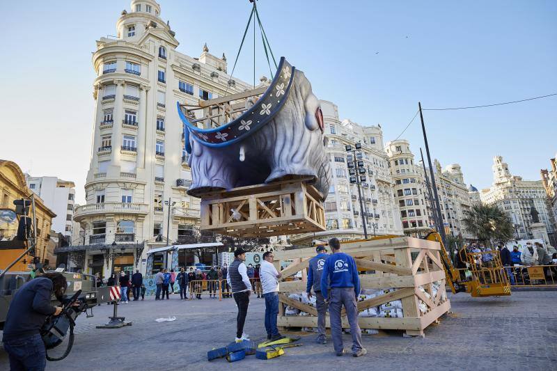 La falla municipal empieza a tomar forma en la plaza del Ayuntamiento. 