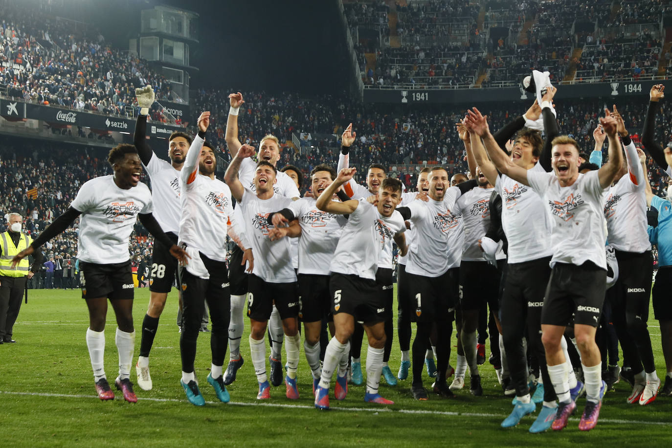 Fotos: Mestalla celebra el pase a la final de la Copa del Rey