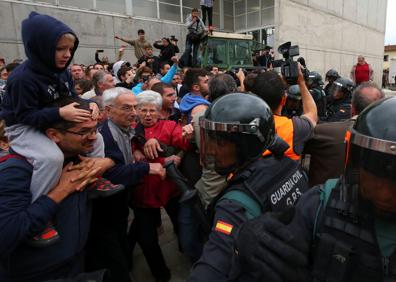 Imagen secundaria 1 - Diferentes momentos de la jornada del 1 de octubre de 2017 en cataluña.