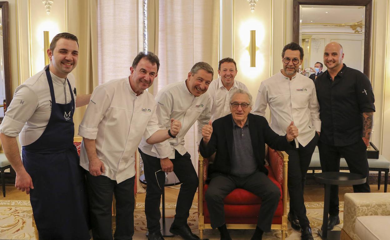 Robert de Niro se fotografía con los chefs que intervinieron en el menú impagable. 