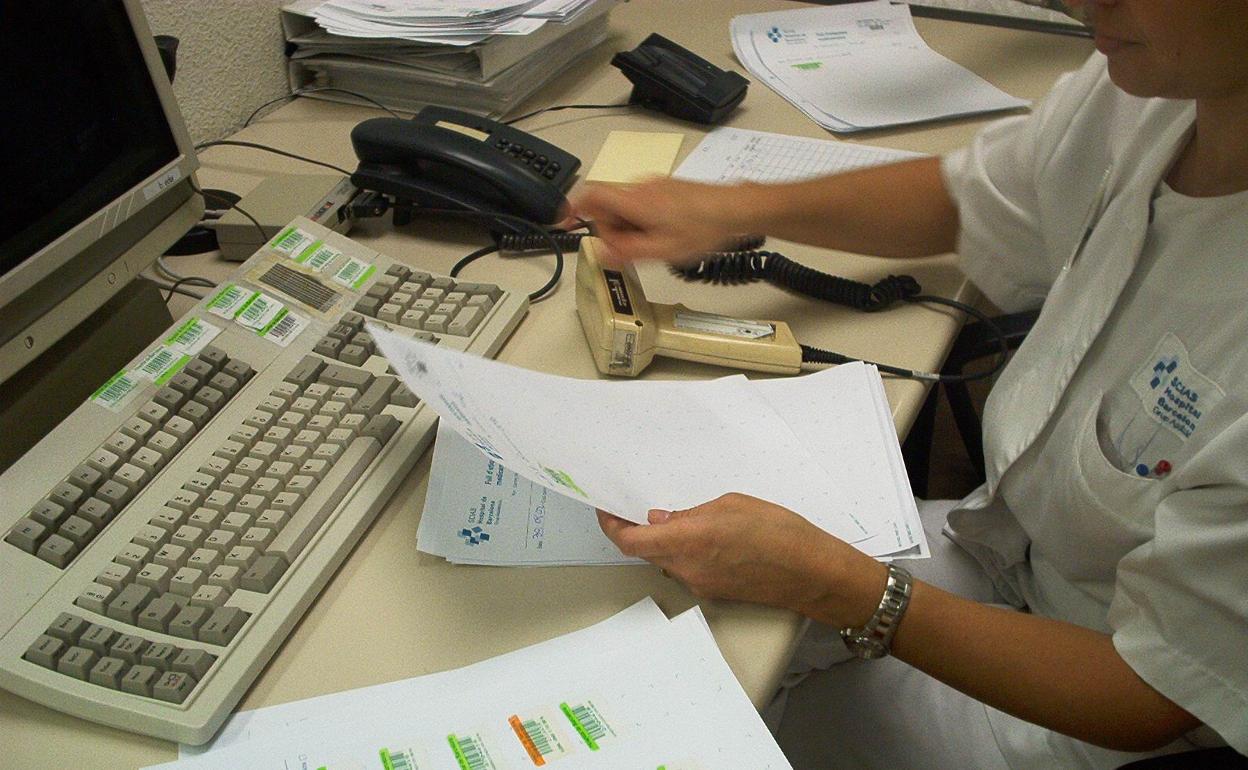 Una enfermera realizando funciones administrativas.