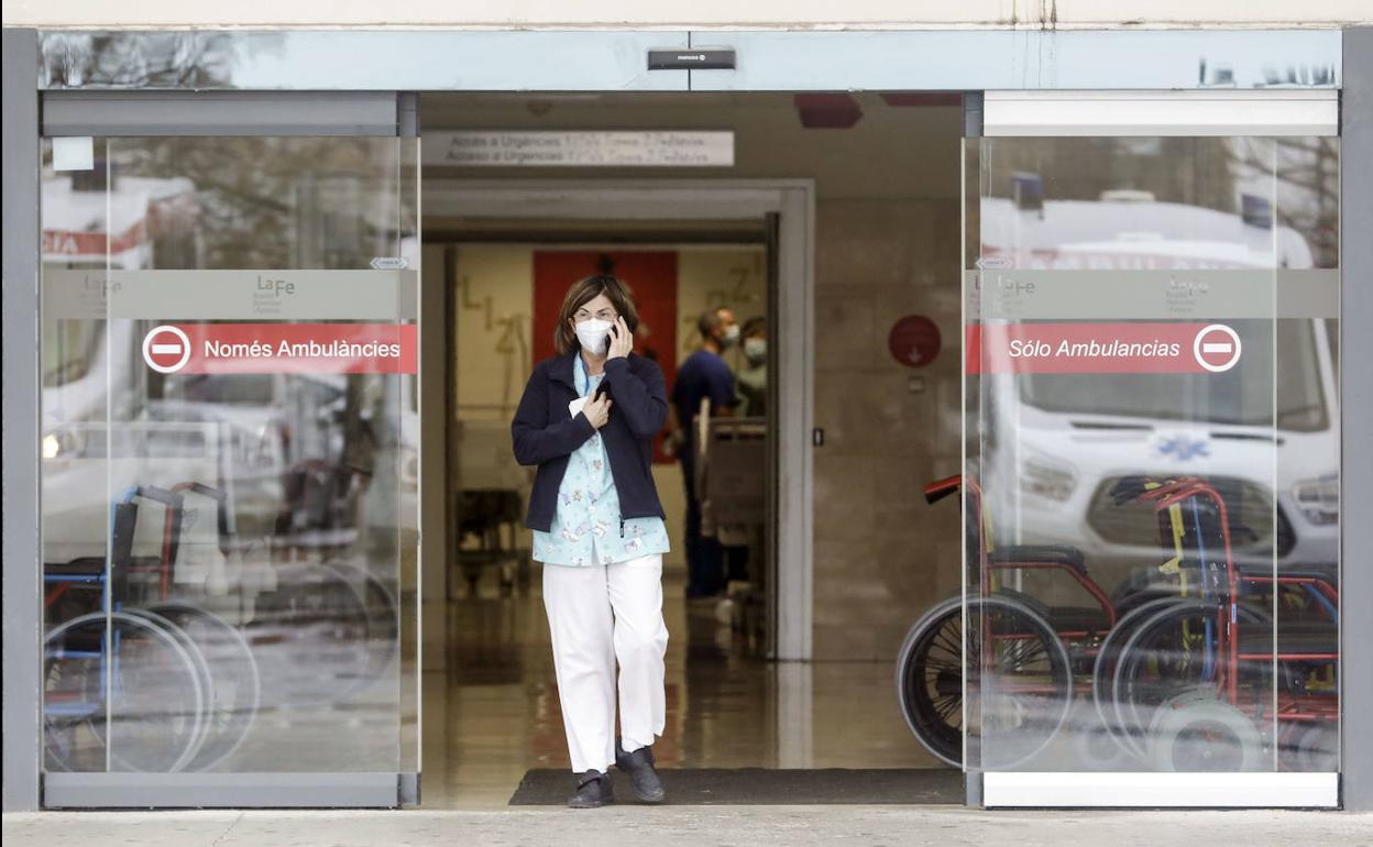 Una sanitaria sale del hospital La Fe de Valencia. 