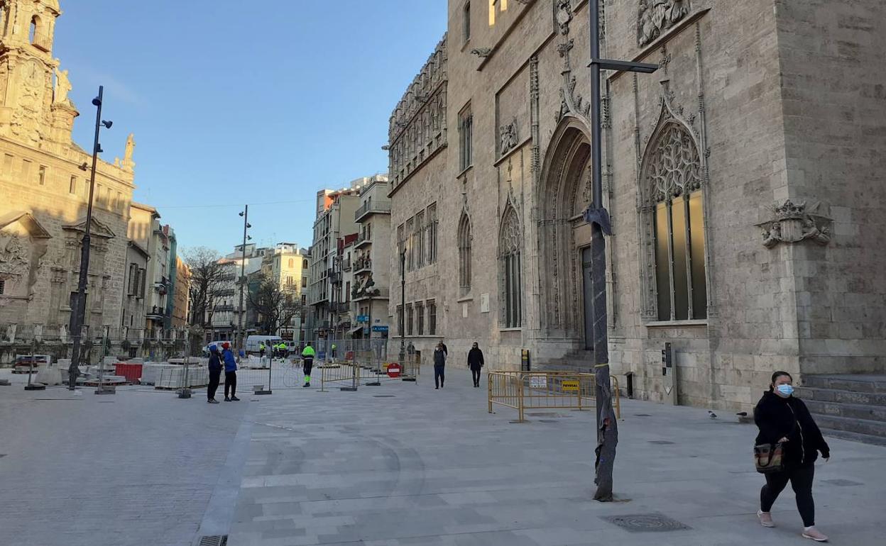 Viandantes junto a la fachada principal de la Lonja el pasado febrero. 