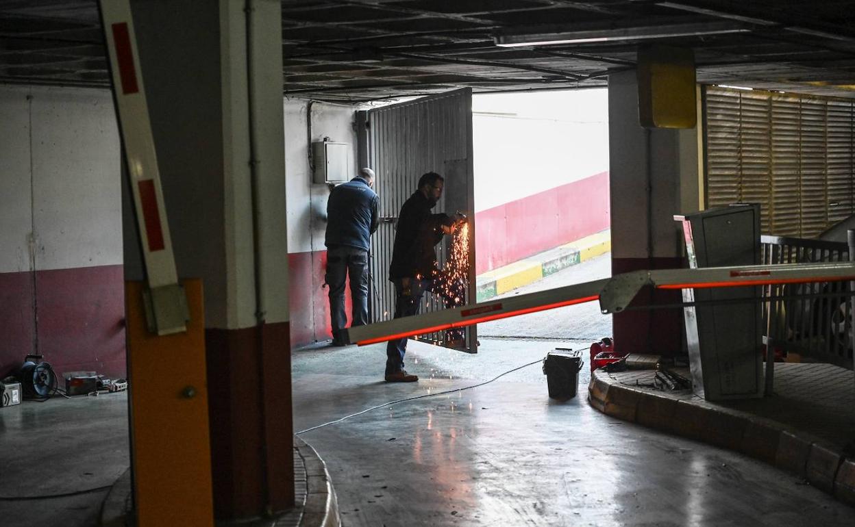 Primeros trabajos de reparaciones este jueves en el parking de Tres Cruces. 