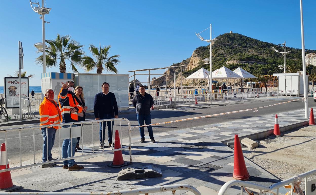 Juanfran Pérez Llorca durante su visita a las obras de la Cala de Finestrat