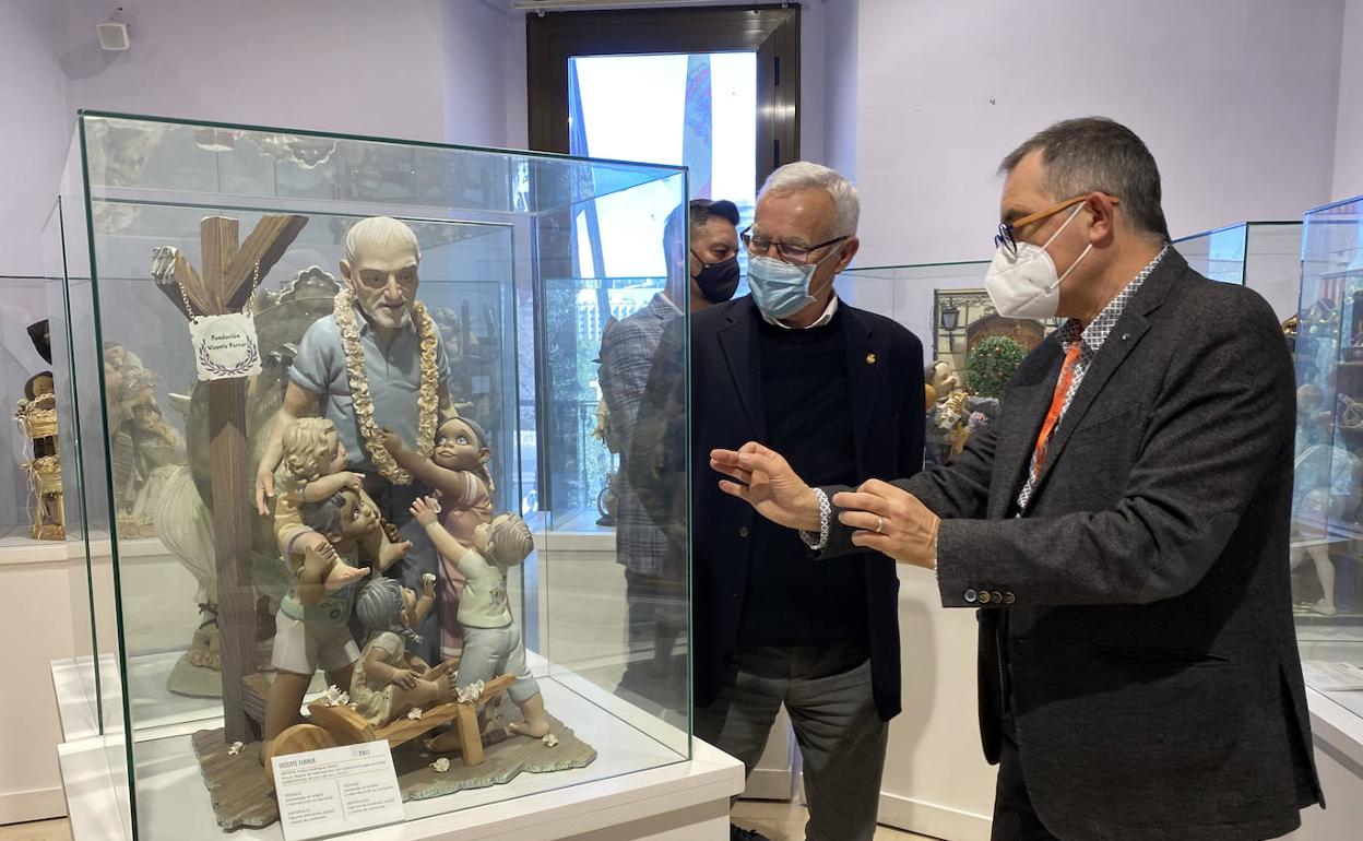 El director del museo fallero. Gil-Manuel Hernández, explica al alcalde Joan Ribó los detalles del ninot dedicado a Vicente Ferrer. 