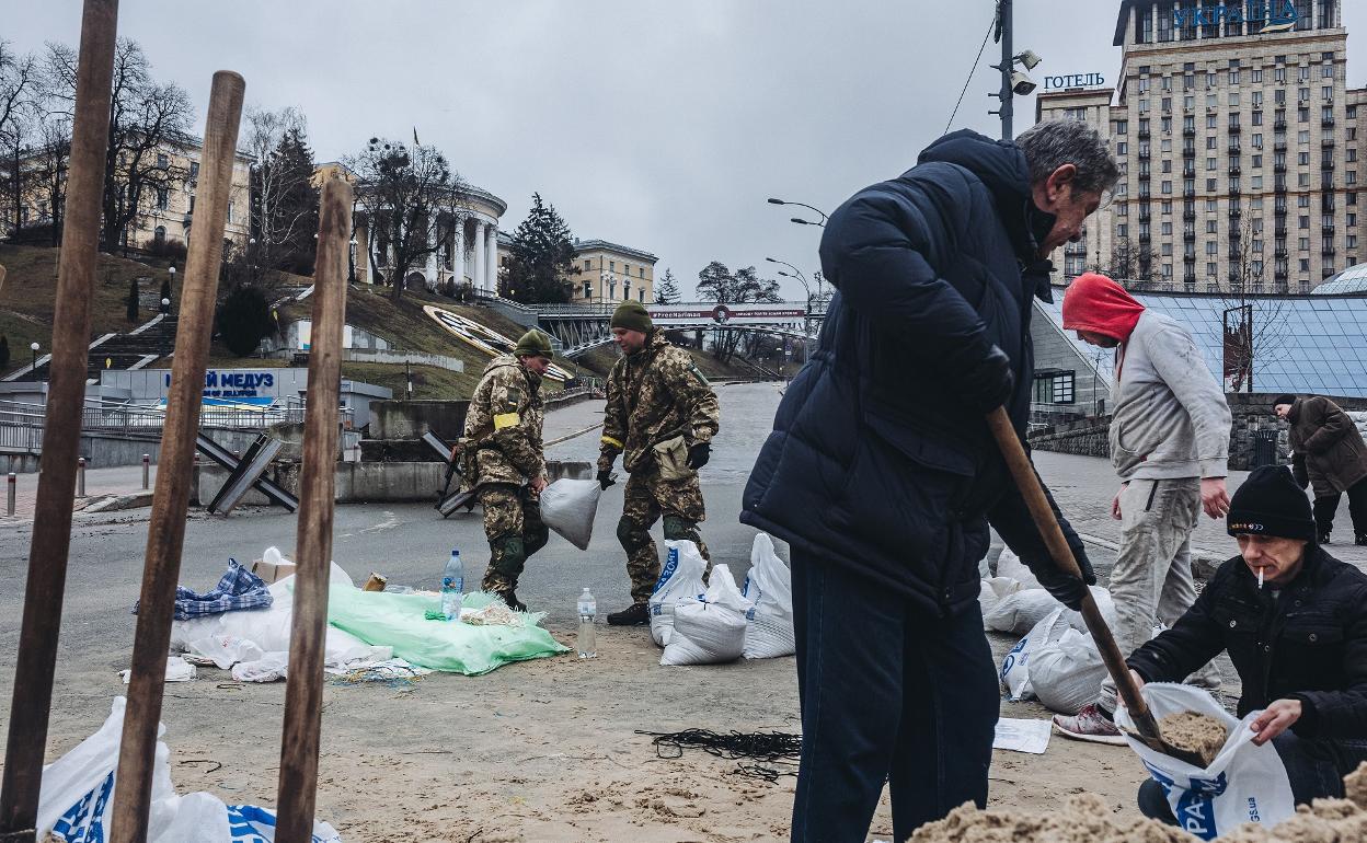 Soldados y civiles trabajando en Kiev. 