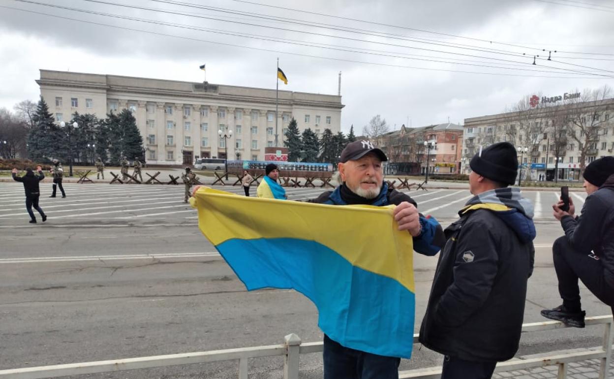 Mario García se enfrenta a los soldados rusos en la Plaza de la Libertad de Jersón. 