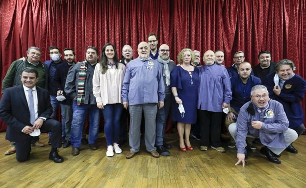 Grupo de poetas festivos participantes en el concurso de llibrets. 