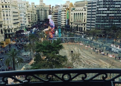 Imagen secundaria 1 - Balcones y vistas de la plaza del Ayuntamiento antes de una mascletà. 