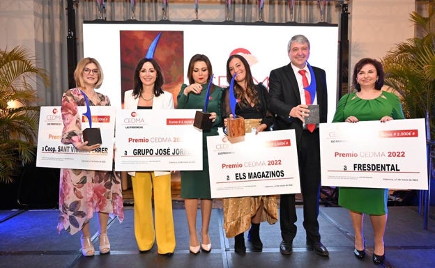 Los representantes de las empresas galardonadas con el cheque del periódico. 