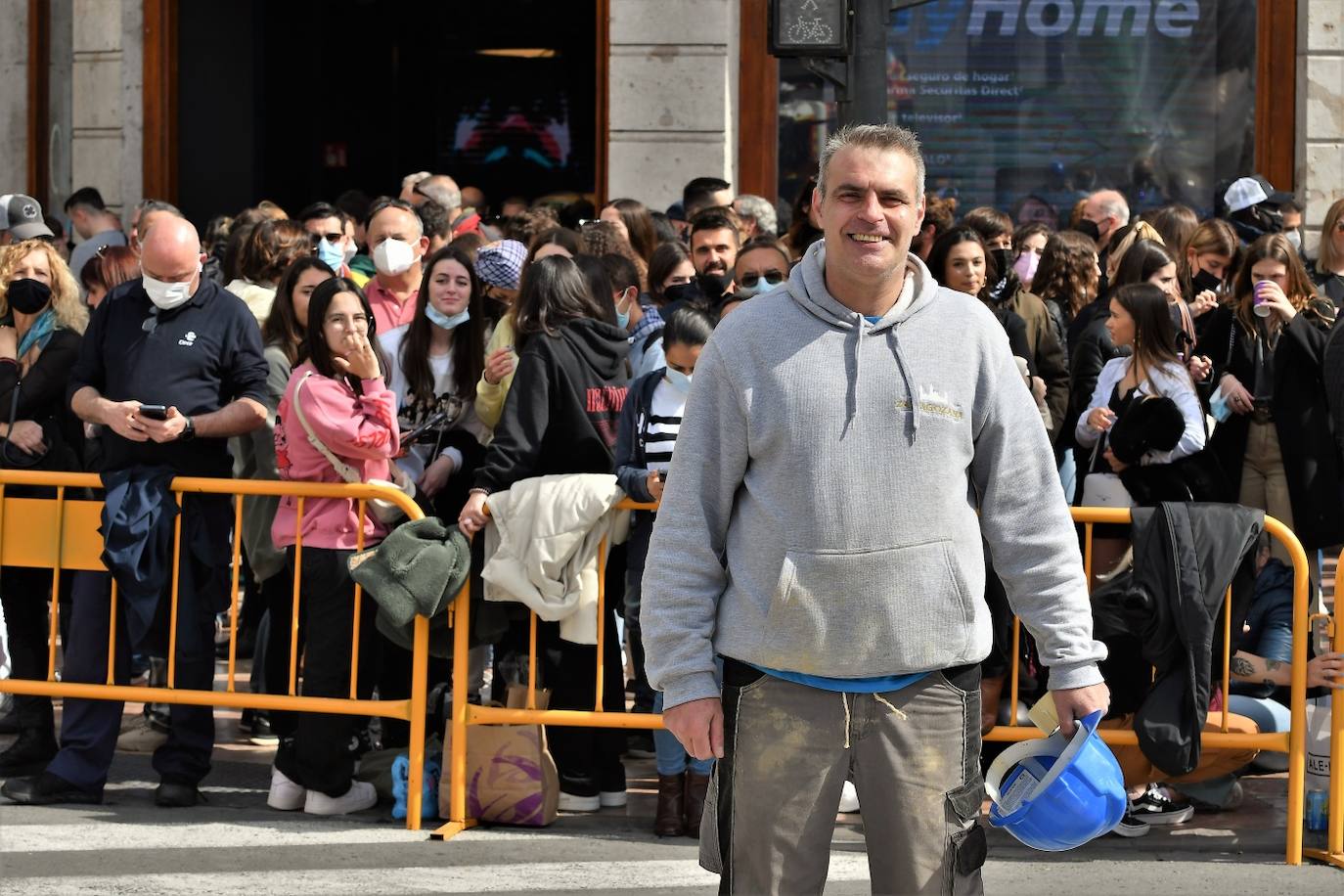 Público de la mascletà de la Plaza del Ayuntamiento este jueves.